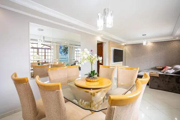 Sobrado com 5 dormitórios à venda, 211 m² por R$ 852.000,00 - Novo Mundo - Curitiba/PR